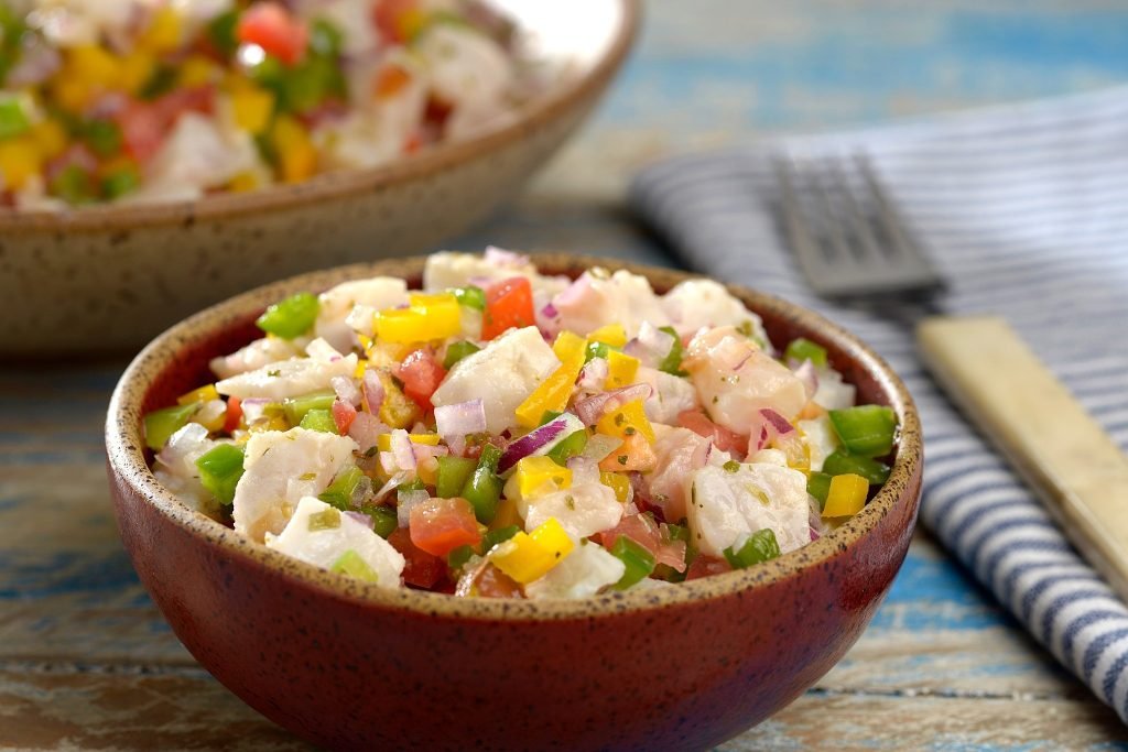 Ceviche de poisson frais aux légumes et oignons, spécialité d’Amérique latine