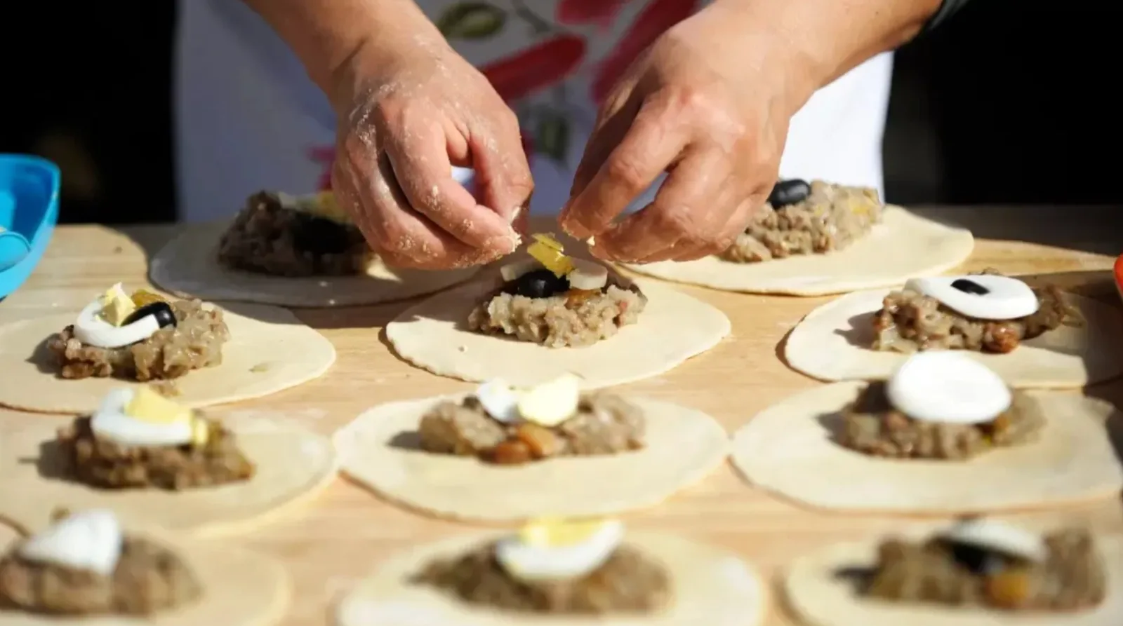 Préparation artisanale des empanadas de pino
