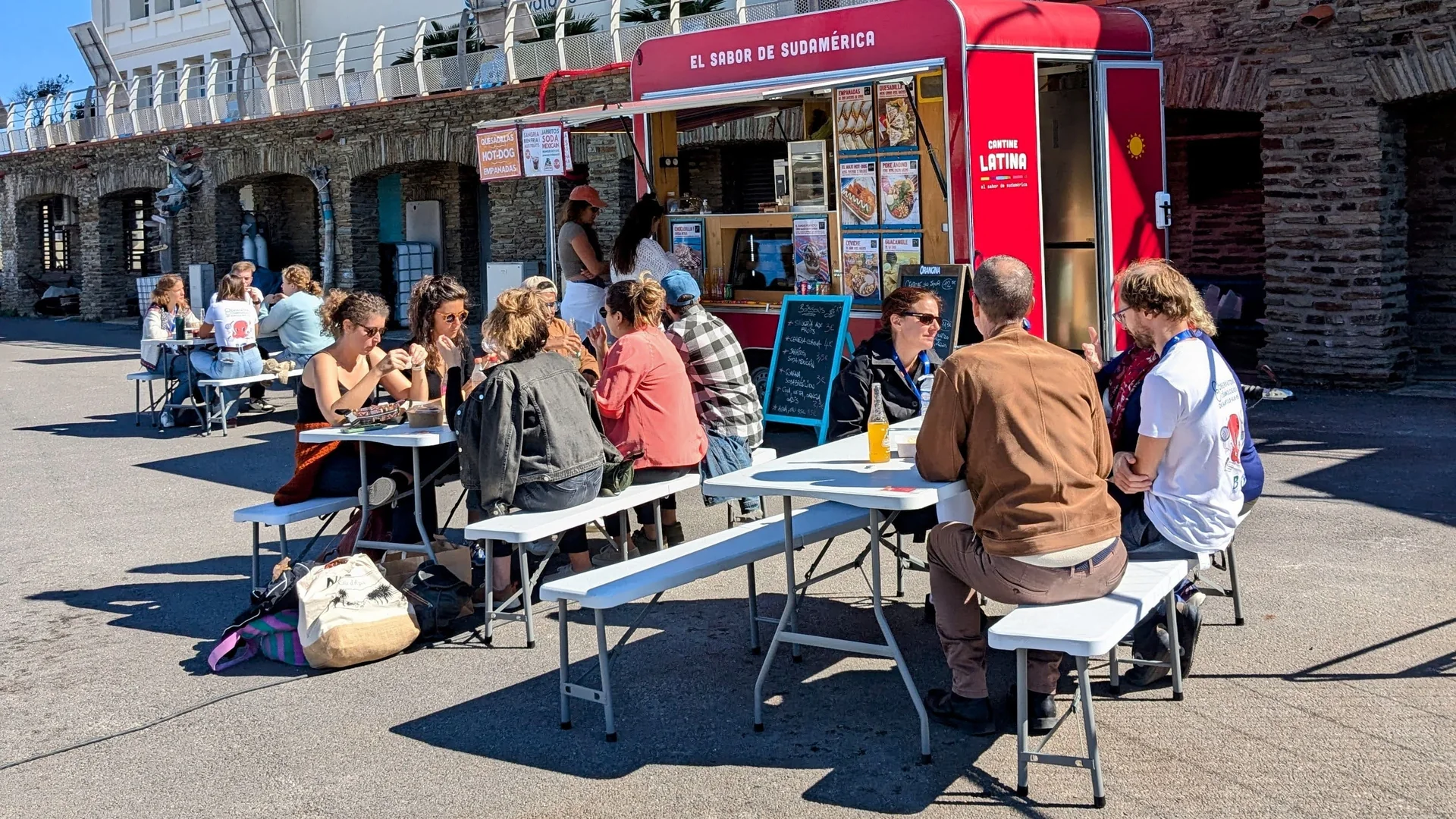 Food truck rouge Cantine Latina en service lors d’un événement à Perpignan