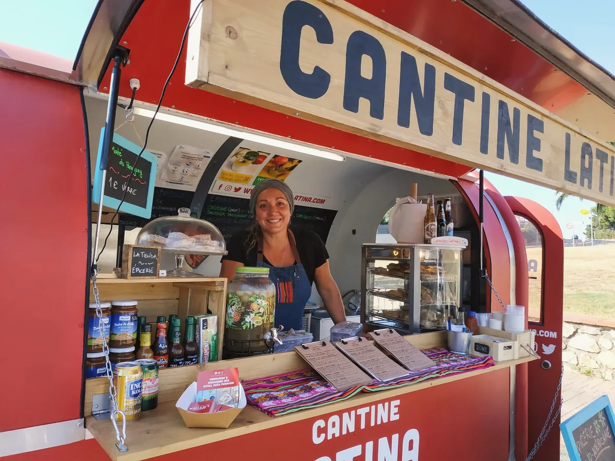 Francisca Guerra au comptoir du food truck Cantine Latina