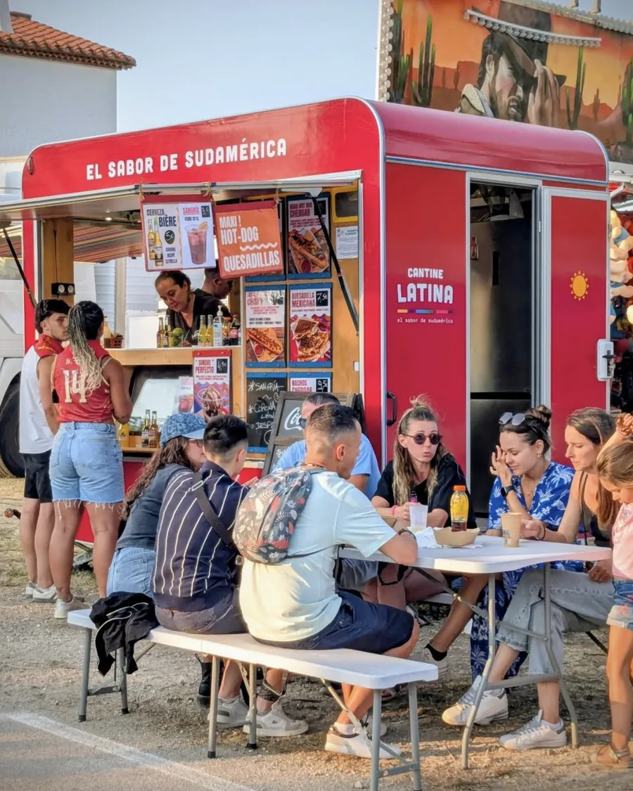Food truck Cantine Latina en service avec des clients lors d’un événement