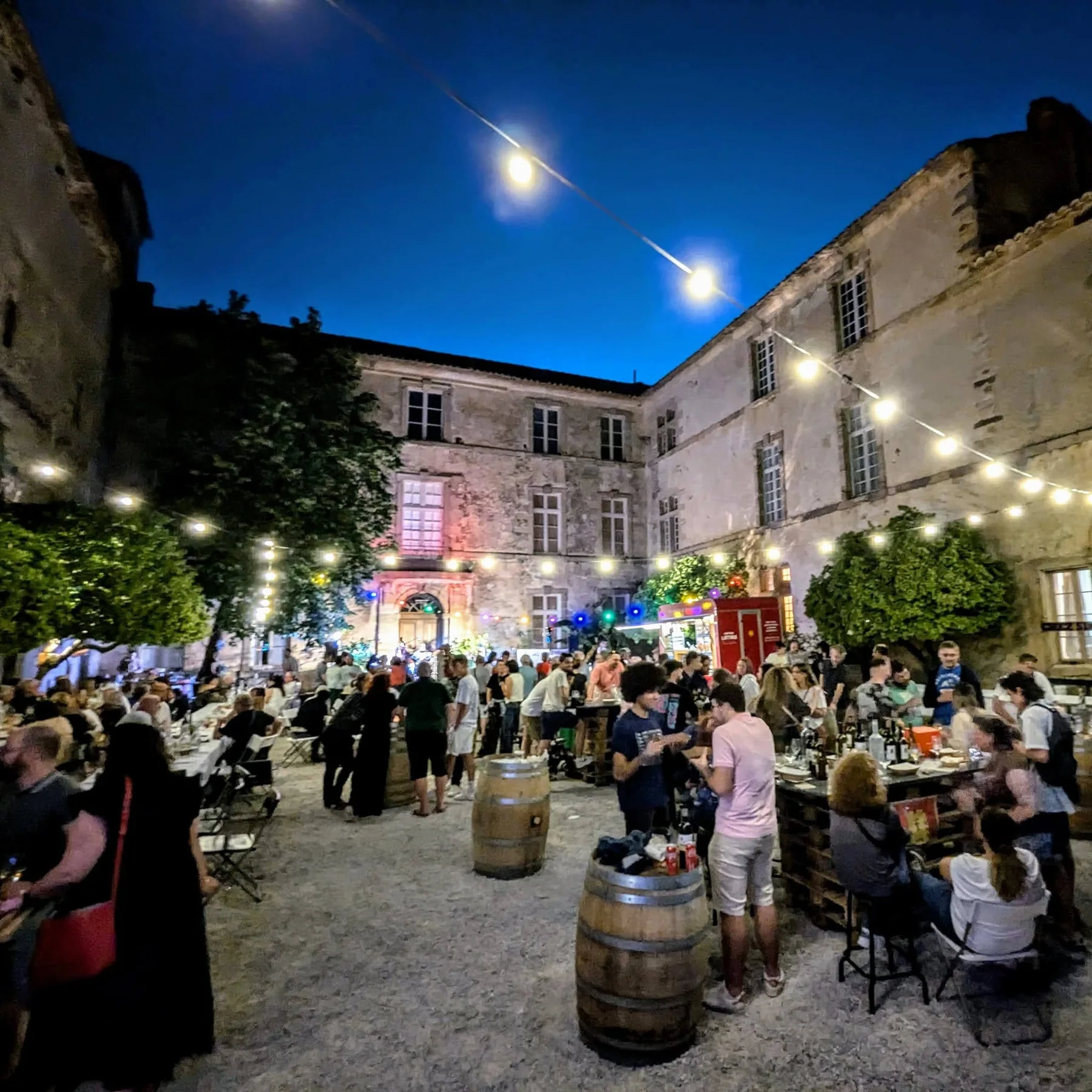 Food truck Cantine Latina lors d’un événement en soirée