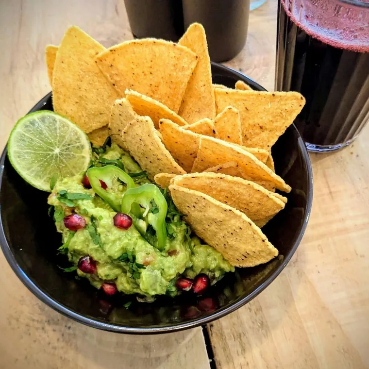 Guacamole de la Casa avec nachos de maïs