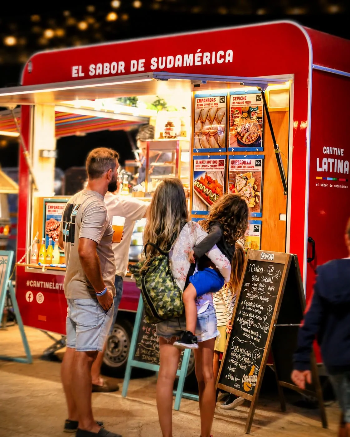 Clients devant le food truck Cantine Latina