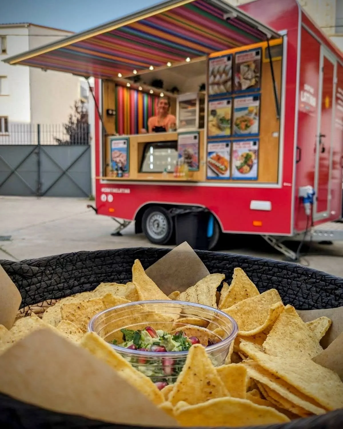 Guacamole et nachos devant le food truck Cantine Latina