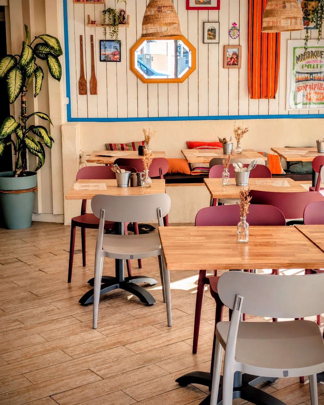 Salle chaleureuse du restaurant Cantine Latina à Perpignan